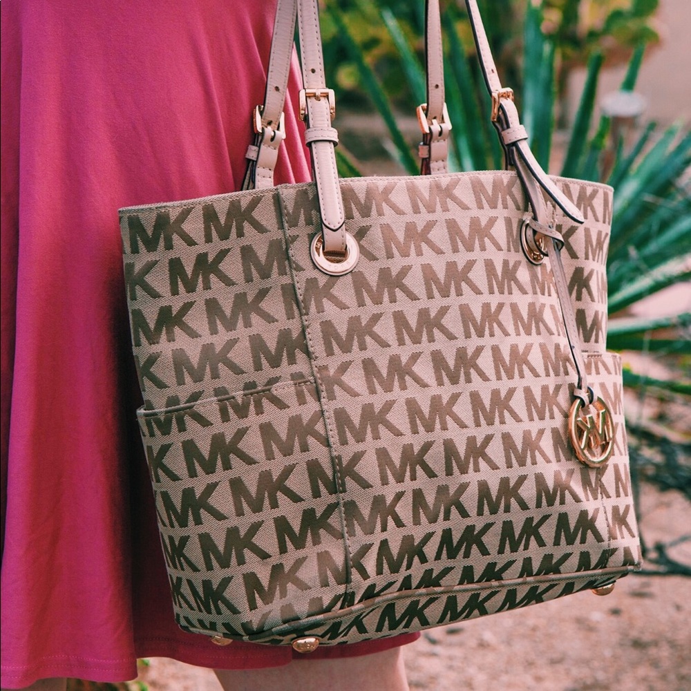 MICHAEL KORS PURSE - Gently Used